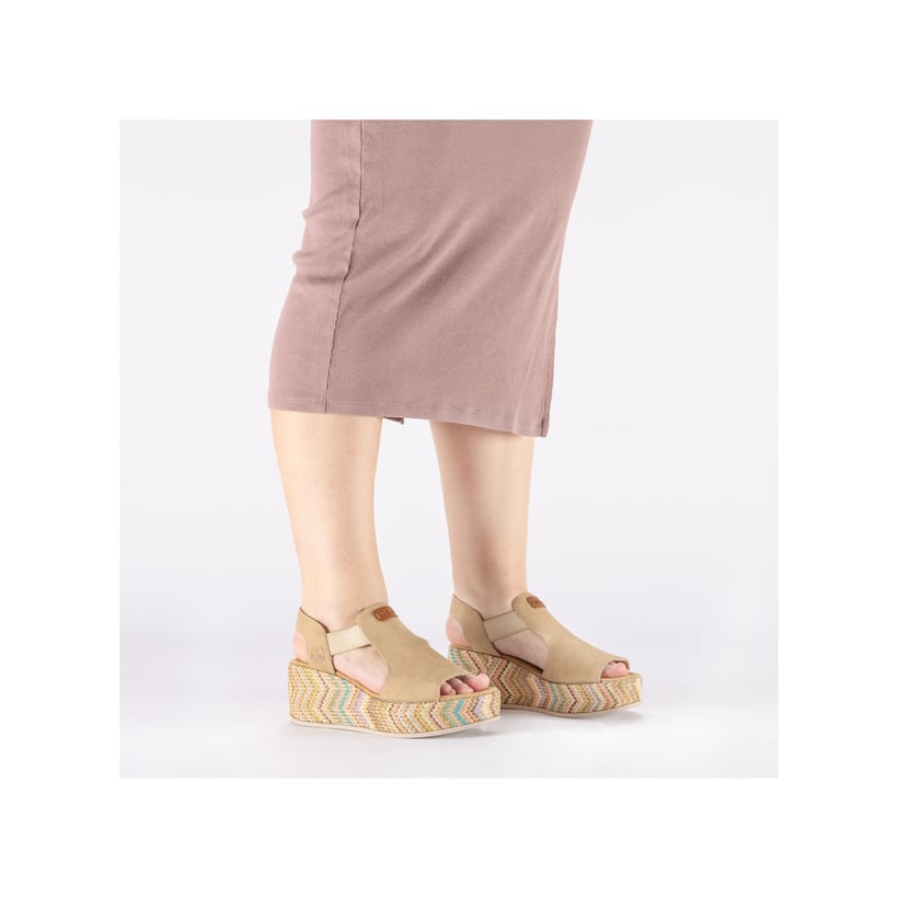 Beige Rieker Keilsandaletten 69472-60 mit Gummizug sowie leichter Plateausohle. Schuh am Fuß.