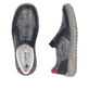 Blaue Rieker Herren Slipper 04052-12 mit einem Gummizug sowie der Extraweite H. Schuh von oben, liegend.