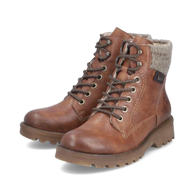 Braune Rieker Damen Biker Boots 73220-24 mit wasserabweisender RiekerTEX-Membran. Schuhpaar seitlich schräg.