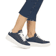 Blaue Rieker Damen Sneaker Low W0501-14 mit dämpfender und ultra leichter Sohle. Schuh am Fuß.