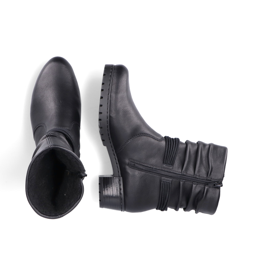 Tiefschwarze Rieker Damen Kurzstiefel Y17R2-00 mit geraffter Optik. Schuh von oben, liegend.