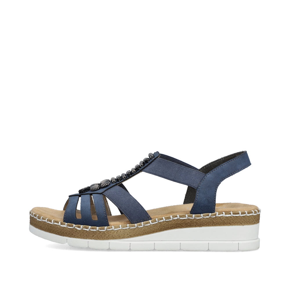 Blaue Rieker Keilsandaletten V1206-14 mit Schmuckelementen sowie einem Gummizug. Schuh Außenseite.