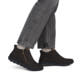 Dunkelbraune Rieker Damen Kurzstiefel Z0059-25 mit wasserabweisender TEX-Membran. Schuh am Fuß.