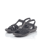 Schwarze Rieker Damen Riemchensandalen 60806-00 mit einem Elastikeinsatz. Schuhpaar seitlich schräg.