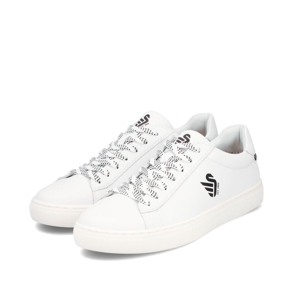 Weißer Rieker Herren Sneaker Low U0711-80 Schwenninger Wild Wings x Rieker Edition mit Eishockey-Schnürung und Wild Wings Logo. Schuhpaar seitlich schräg.