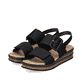 Schwarze Rieker Keilsandaletten 62950-00 mit trendigen Schnalle. Schuhpaar seitlich schräg.