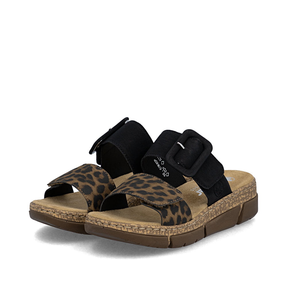 Dunkelbraune Rieker Damen Pantoletten V2392-24 mit angesagtem Animal-Print. Schuhpaar seitlich schräg.