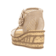 Beige Rieker Keilsandaletten 68180-60 mit dekorativer Blume sowie Reißverschluss. Schuh von hinten.