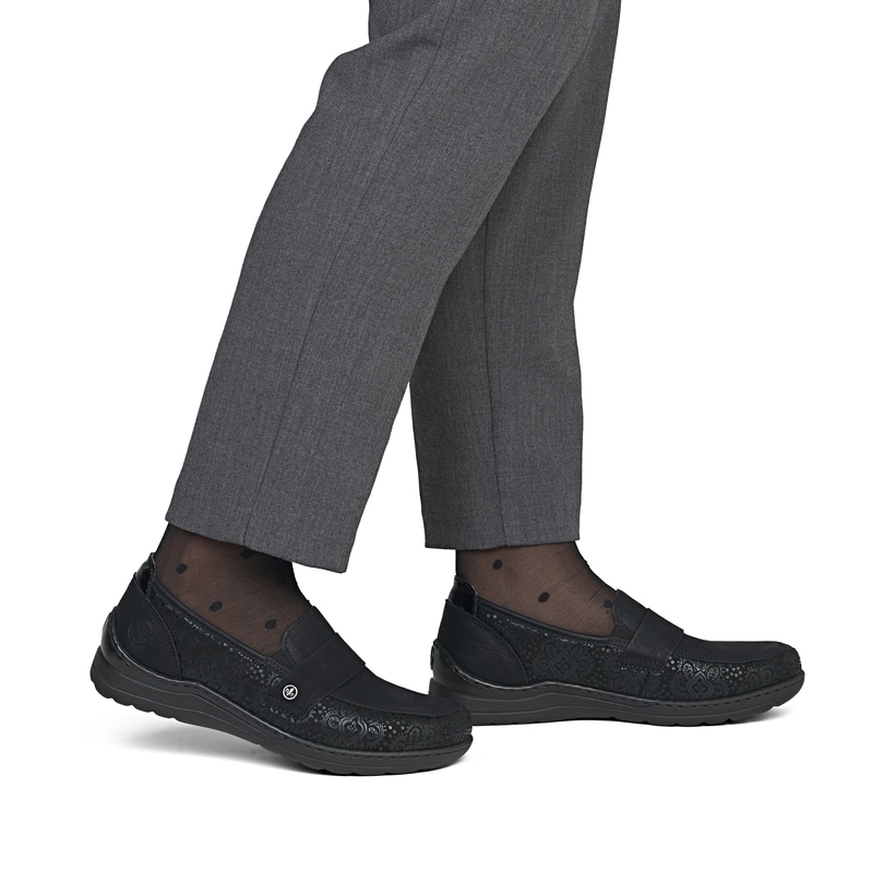 Mocassins Rieker noirs pour femmes 48968-00 avec bande élastique. Chaussure au pied.