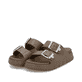 Braune Rieker Damen Pantoletten P2180-24 mit Schnallen sowie ultraleichter Sohle. Schuhpaar seitlich schräg.