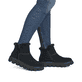 Schwarze Rieker Damen Kurzstiefel W2071-00 mit flexibler und ultraleichter Sohle. Schuh am Fuß.