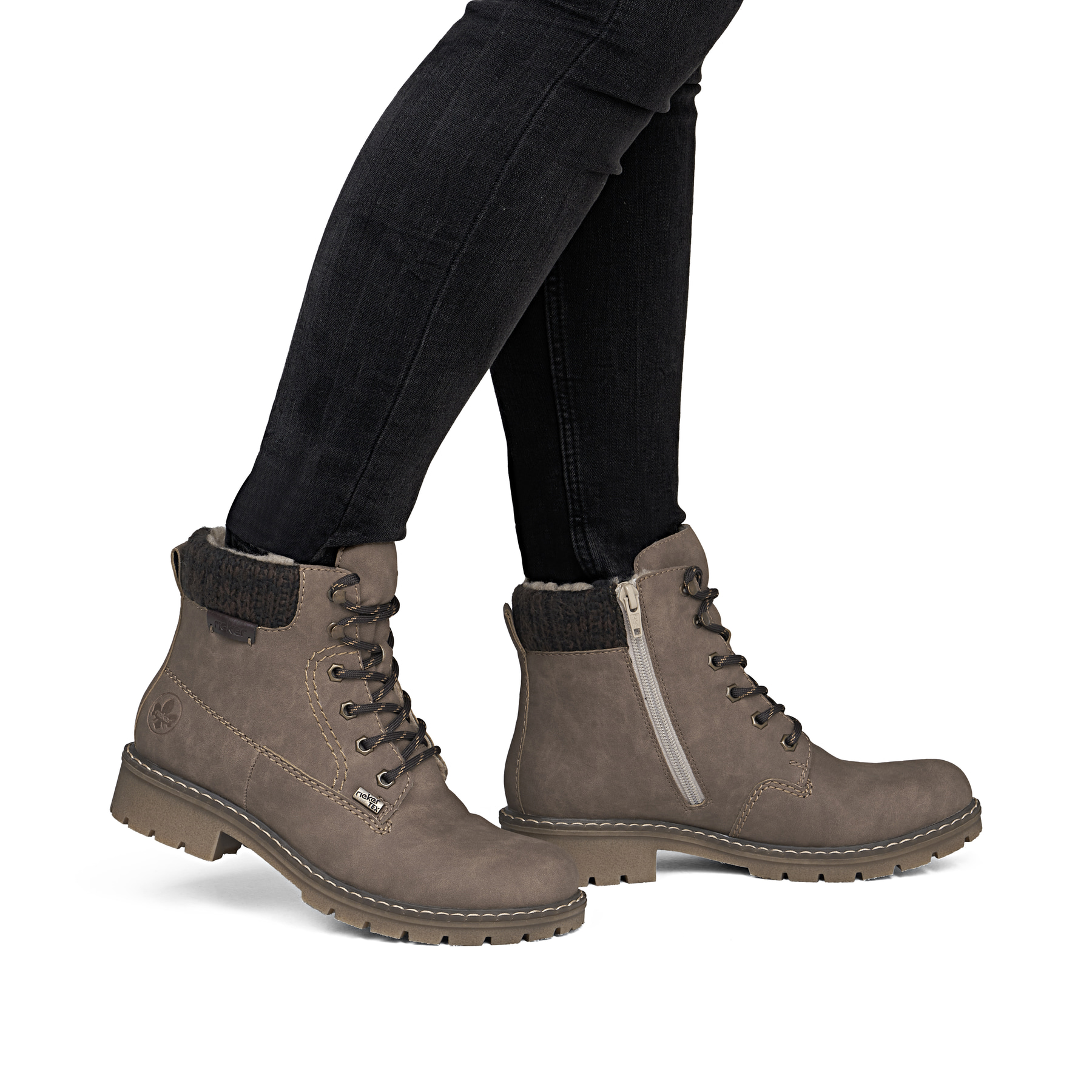 Zimtfarbene Rieker Damen Schnürstiefel Y9118-24 mit Strick-Kragen. Schuh am Fuß.