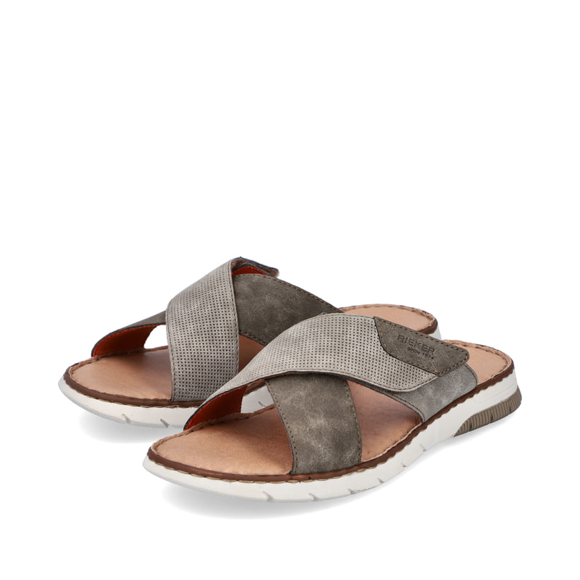 Braune Rieker Herren Pantoletten 25283-25 mit einem Klettverschluss. Schuhpaar seitlich schräg.