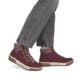Bordeauxfarbene Rieker Damen Schnürstiefel N0709-35 mit einem Reißverschluss. Schuh am Fuß.