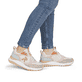 Baskets basses Rieker beiges pour femme W2506-61 avec lacets. Chaussure au pied.