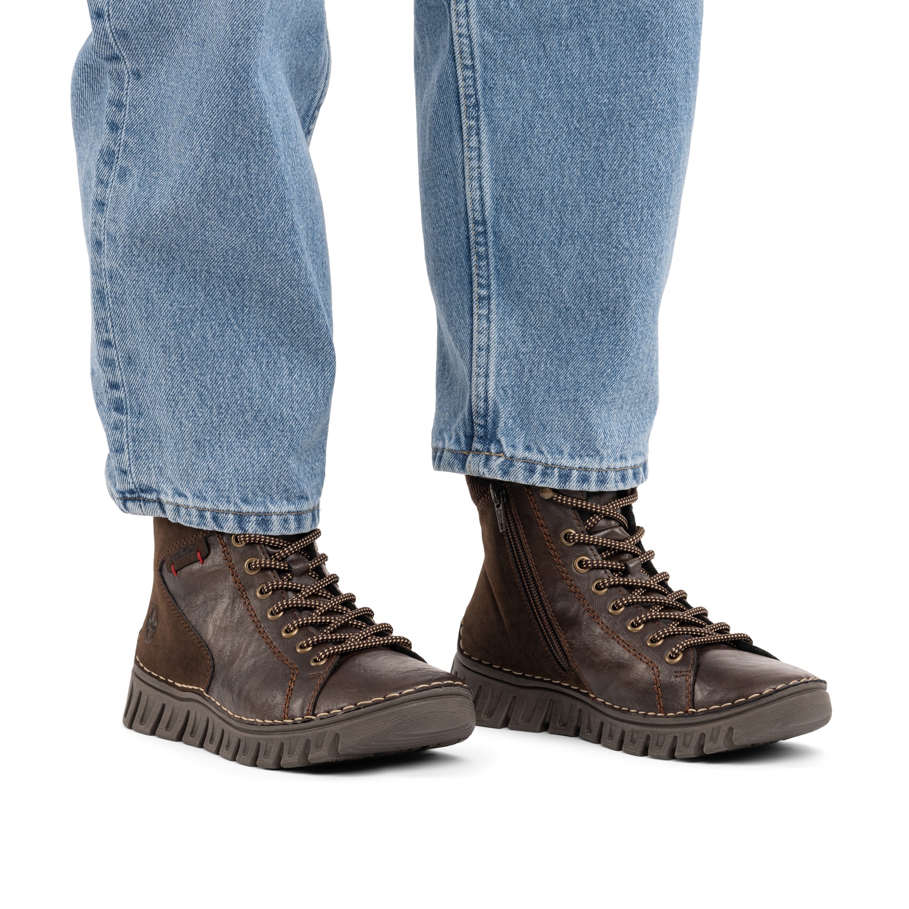 Dunkelbraune Rieker Damen Schnürstiefel 57512-25 mit einem Reißverschluss. Schuh am Fuß.