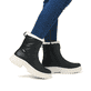 Schwarze Rieker Damen Kurzstiefel W1875-00 mit wasserabweisender TEX-Membran. Schuh am Fuß.