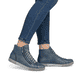 Hellblaue Rieker Damen Schnürstiefel Z1221-14 mit schwarzen Nähten. Schuh am Fuß.