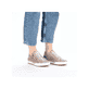 Mehrfarbige Rieker Damen Slipper L7255-90 mit einem Reißverschluss. Schuh am Fuß.
