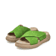 Grüne Rieker Damen Pantoletten V1579-52 mit einem Klettverschluss. Schuhpaar seitlich schräg.