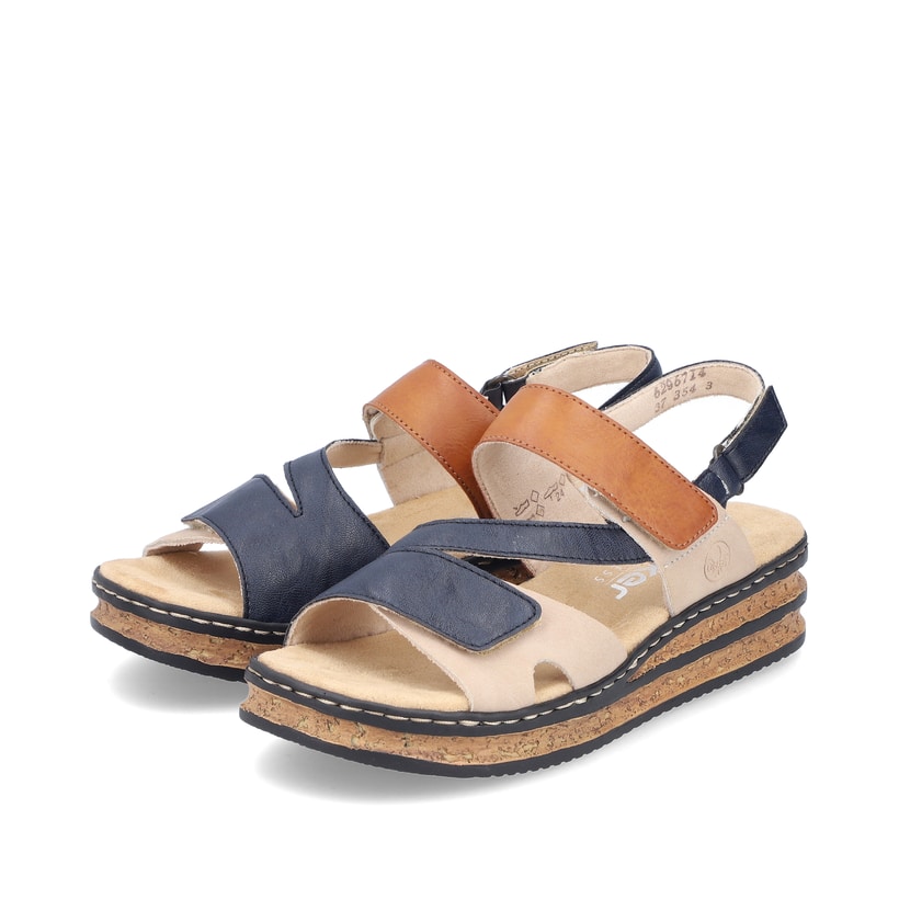 Schieferblaue Rieker Keilsandaletten 62967-14 mit einem Klettverschluss. Schuhpaar seitlich schräg.