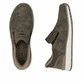 Braungraue Rieker Herren Slipper B9057-25 mit einem Gummizug sowie Extraweite H. Schuh von oben, liegend.