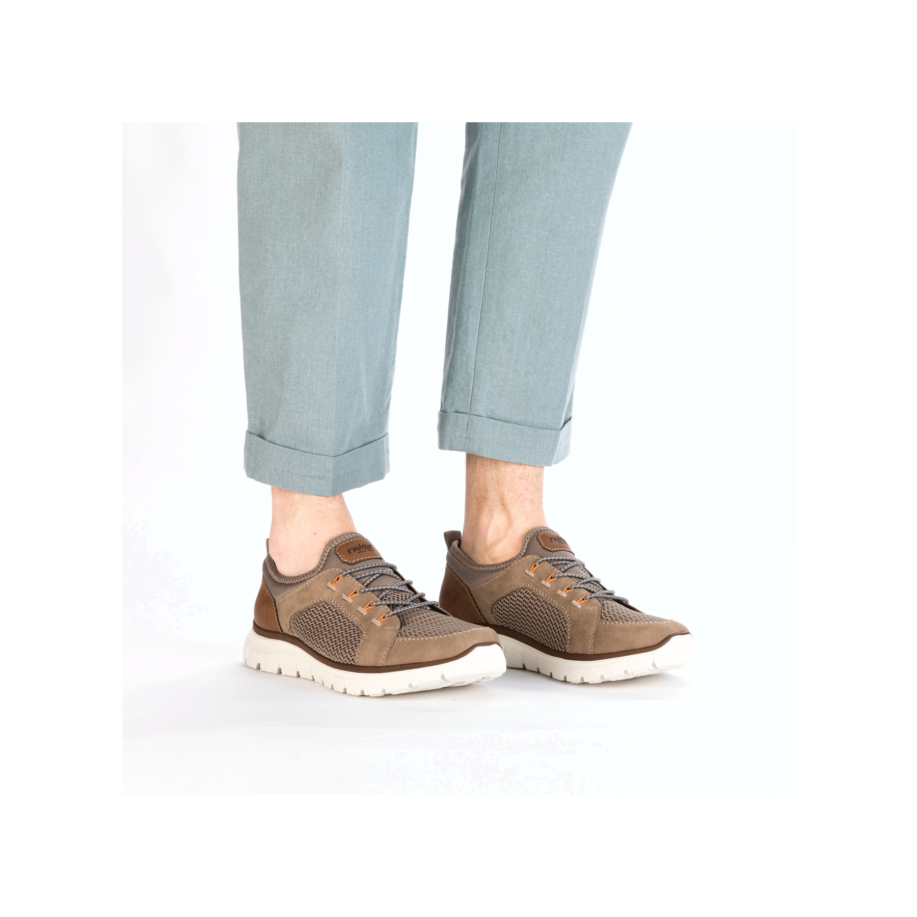 Beige Rieker Herren Slipper B6660-64 mit einem Gummizug sowie Komfortweite G 1/2. Schuh am Fuß.