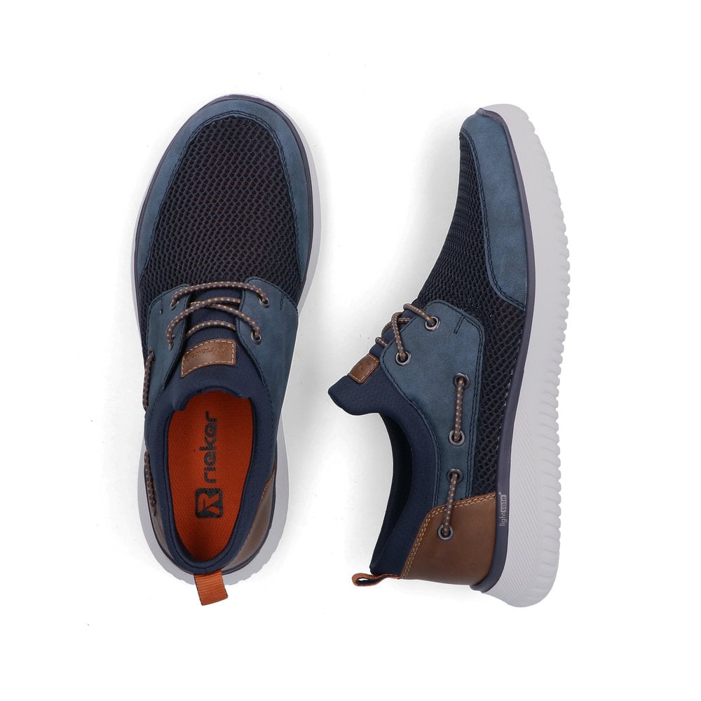 Blaue Rieker Herren Slipper B9643-14 mit einem Gummizug sowie der Komfortweite G. Schuh von oben, liegend.