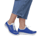 Himmelblaue Rieker Damen Slipper L3293-14 mit Gummischnürung sowie Löcheroptik. Schuh am Fuß.