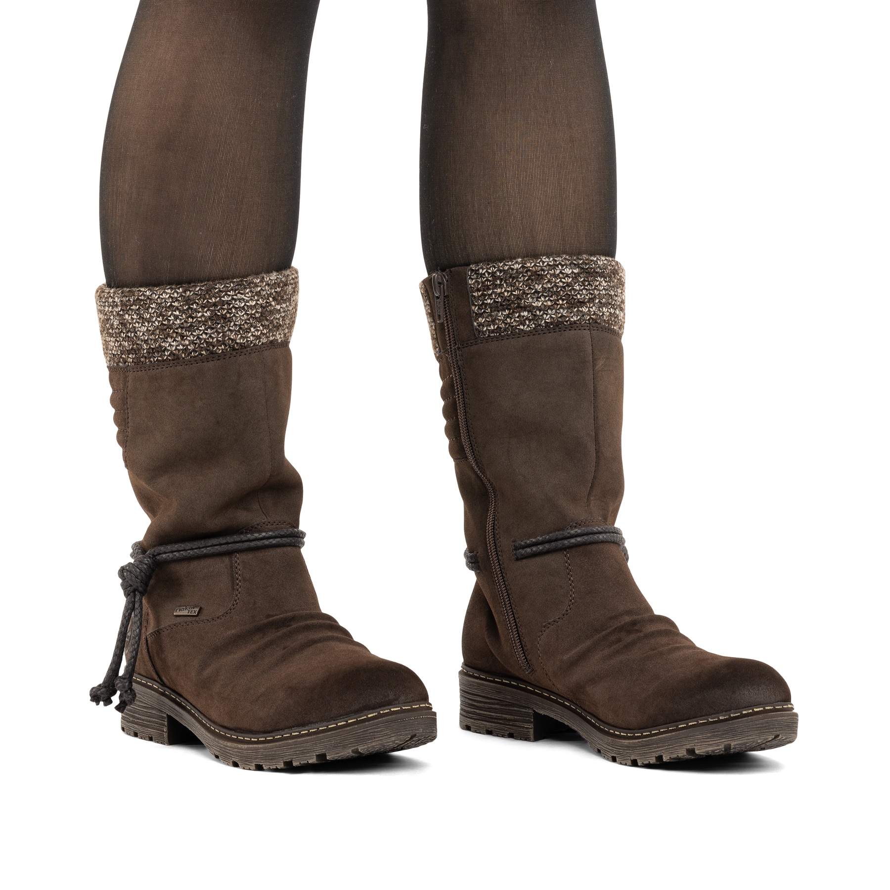 Dunkelbraune Rieker Damen Hochschaftstiefel Z4755-25 mit Strick-Kragen. Schuh am Fuß.