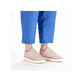 Beige Rieker Damen Sneaker Low M2912-62 mit einer Schnürung. Schuh am Fuß.