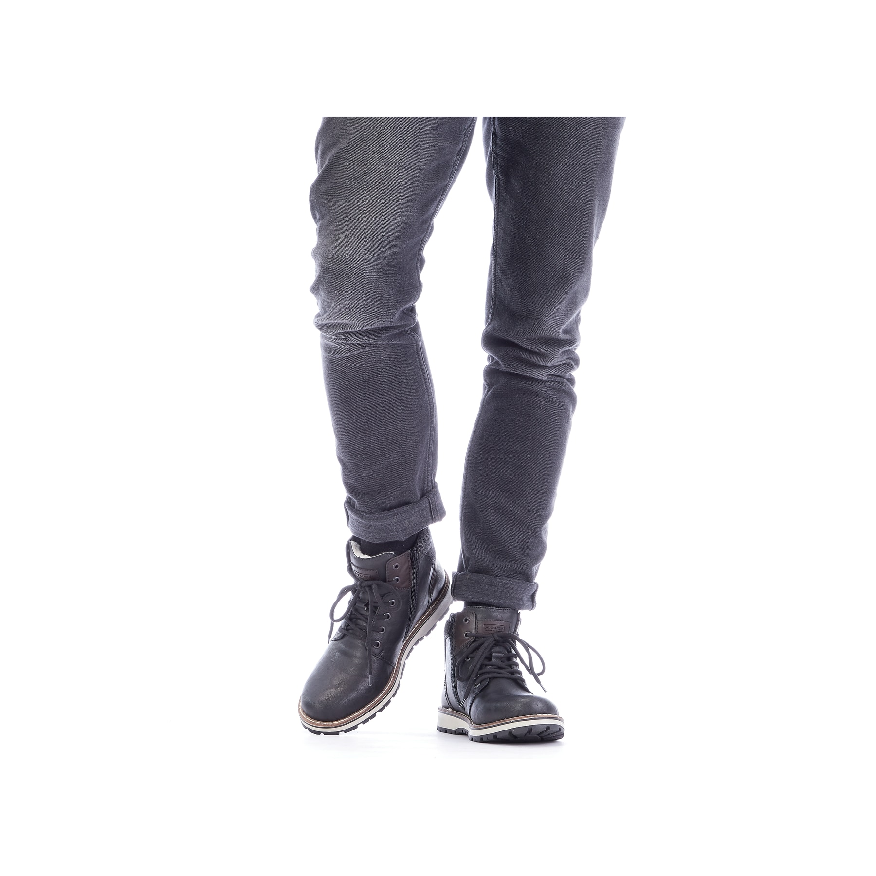 Asphaltschwarze Rieker Herren Schnürstiefel 38441-01 mit einer robusten Profilsohle. Schuh am Fuß