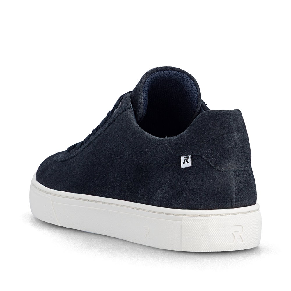 Dunkelblaue Rieker Herren Sneaker Low U0701-14 aus Rauleder mit einer Schnürung. Schuh von hinten.