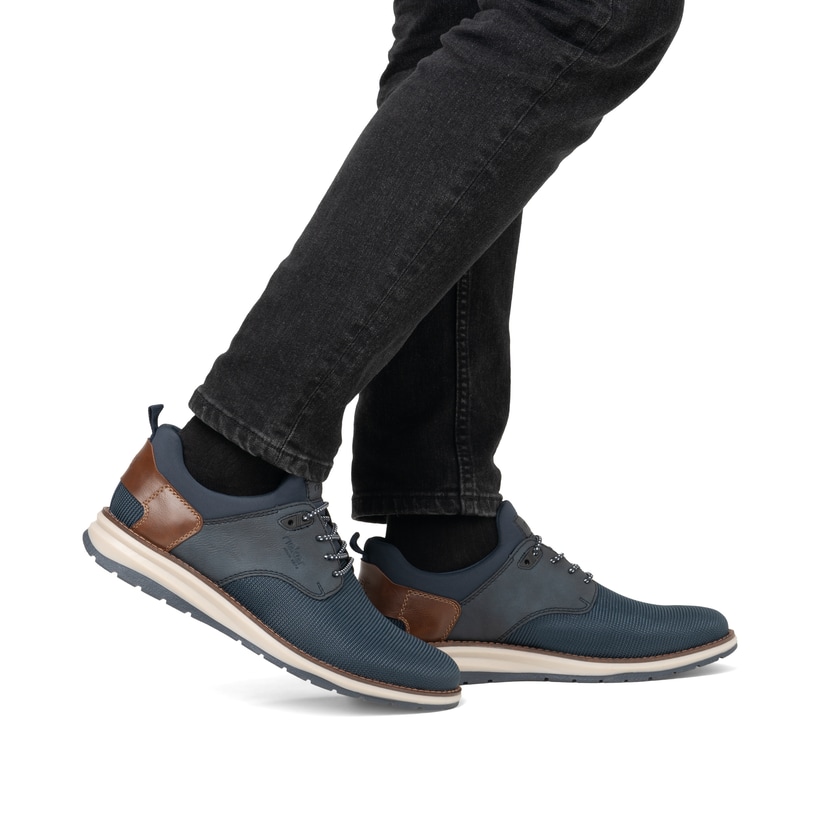 Mocassins Rieker bleus pour homme 14750-14 avec bande élastique. Chaussure au pied.