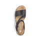Schwarze Rieker Keilsandaletten V3964-02 mit einem Klettverschluss. Schuh von oben.