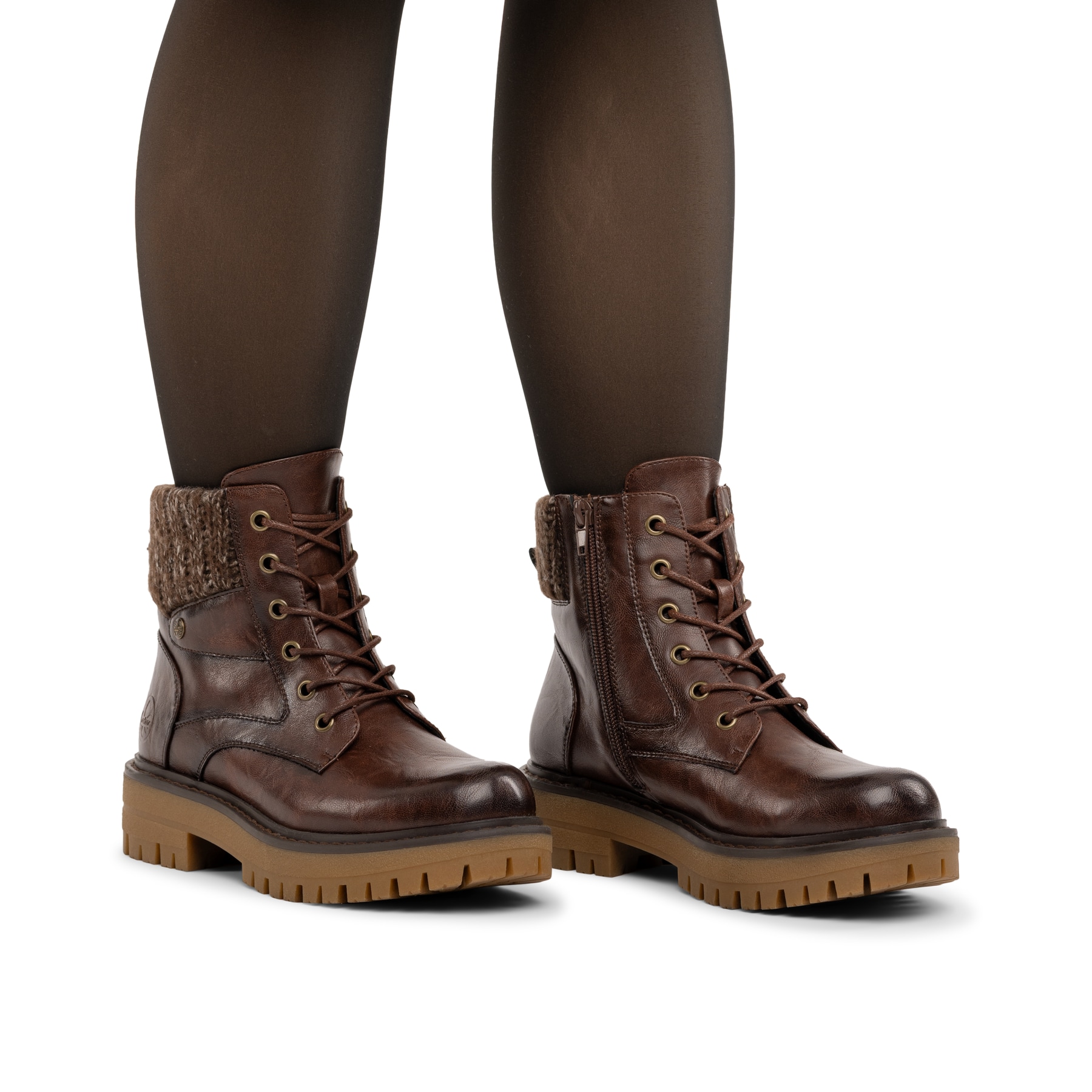 Dunkelbraune Rieker Damen Schnürstiefel 92920-25 mit einem Reißverschluss. Schuh am Fuß.