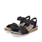 Schwarze Rieker Keilsandaletten V3691-00 mit trendigen Schnalle. Schuhpaar seitlich schräg.
