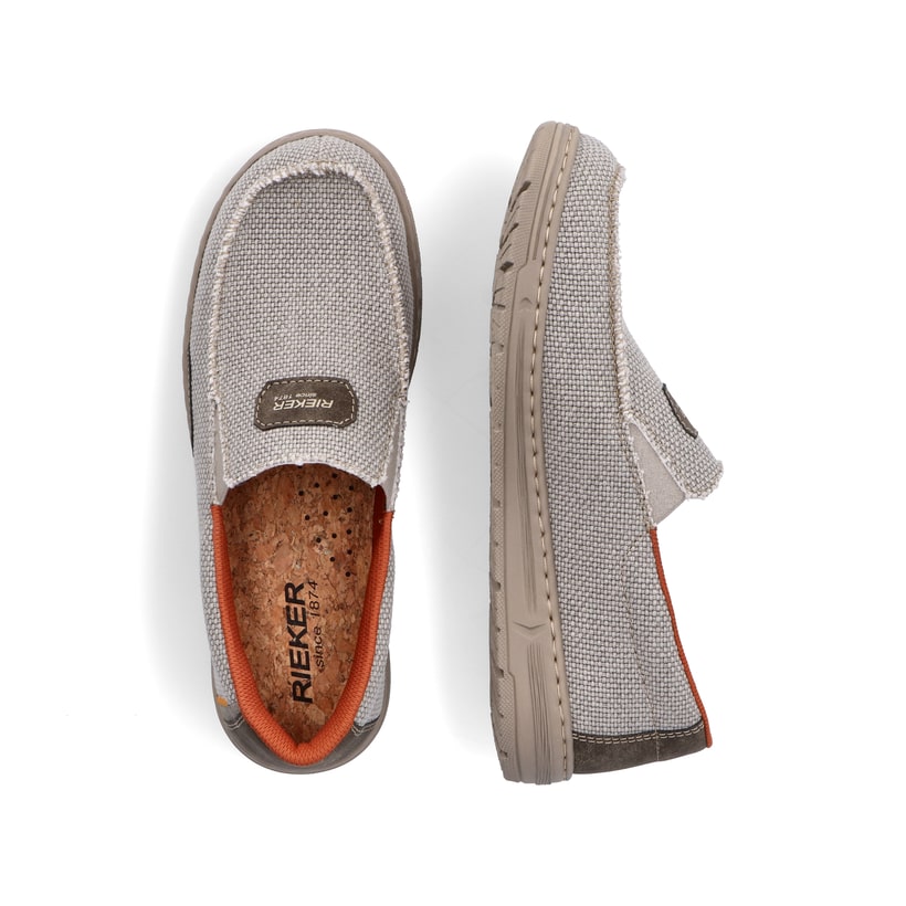 Beige Rieker Herren Slipper 08651-62 mit einem Gummizug sowie der Extraweite H. Schuh von oben, liegend.