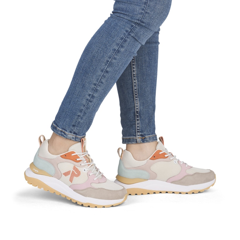 Baskets basses Rieker beiges pour femme W2506-61 avec lacets. Chaussure au pied.