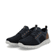 Blaue Rieker Herren Slipper B7796-14 mit einem Gummizug sowie Komfortweite G 1/2. Schuhpaar seitlich schräg.