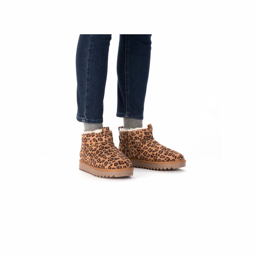 Braune Rieker Damen Kurzstiefel 99861-25 mit Leo-Print sowie der Komfortweite G. Schuh am Fuß.