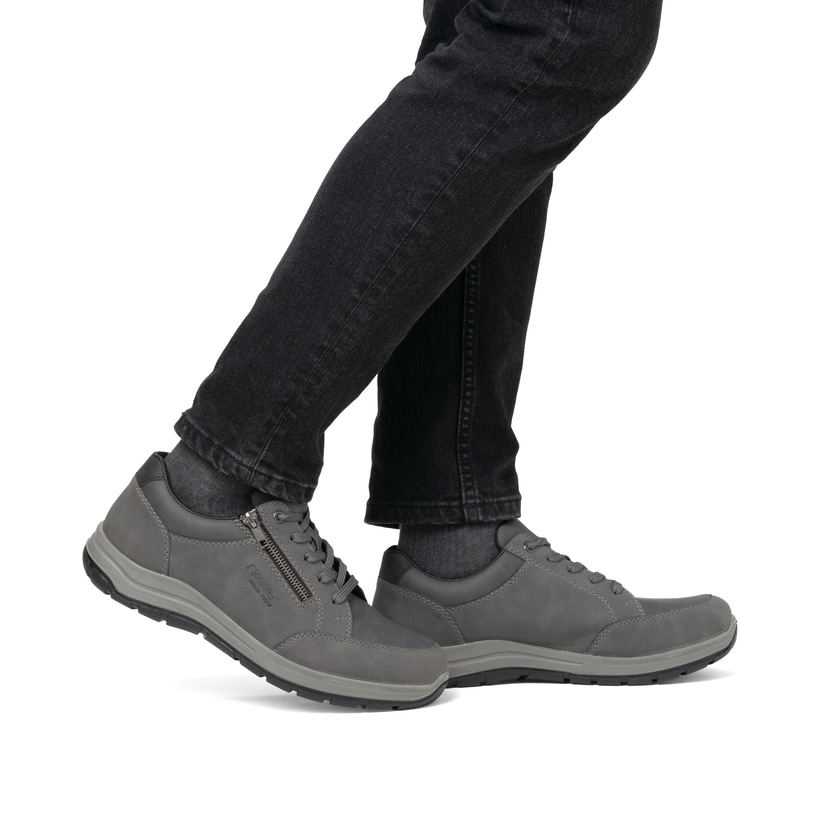 Graue Rieker Herren Schnürschuhe 03600-45 mit Reißverschluss sowie Extraweite H. Schuh am Fuß.