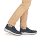 Mocassins Rieker bleus pour homme 11550-15 avec bande élastique. Chaussure au pied.