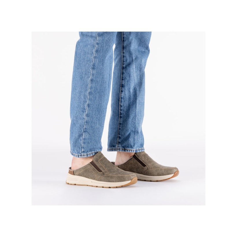 Braune Rieker Herren Clogs B0760-25 mit einem Gummizug sowie der Komfortweite G. Schuh am Fuß.