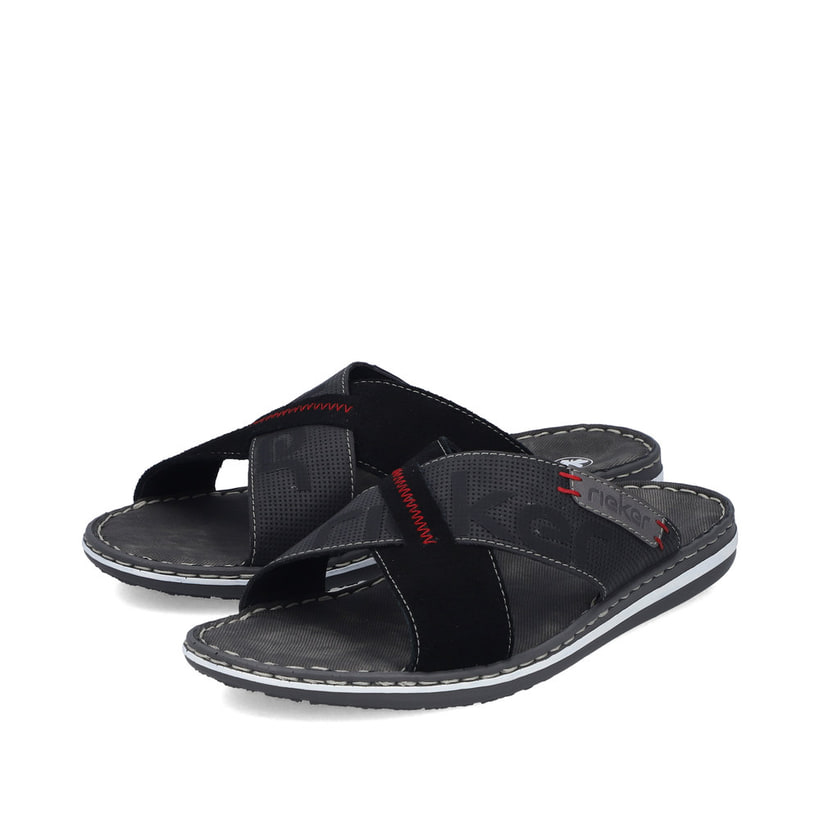 Schwarze Rieker Herren Pantoletten 21098-02 mit der Komfortweite G. Schuhpaar seitlich schräg.