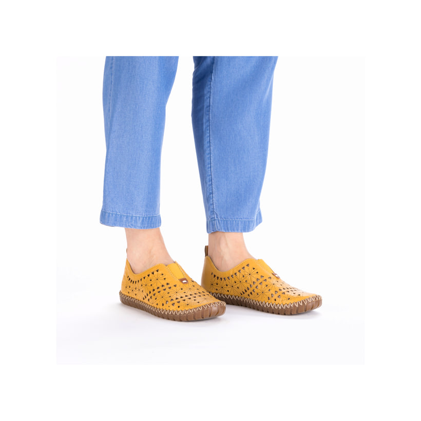Gelbe Rieker Damen Slipper M2852-68, Barfußschuhe mit einem Gummizug. Schuh am Fuß.
