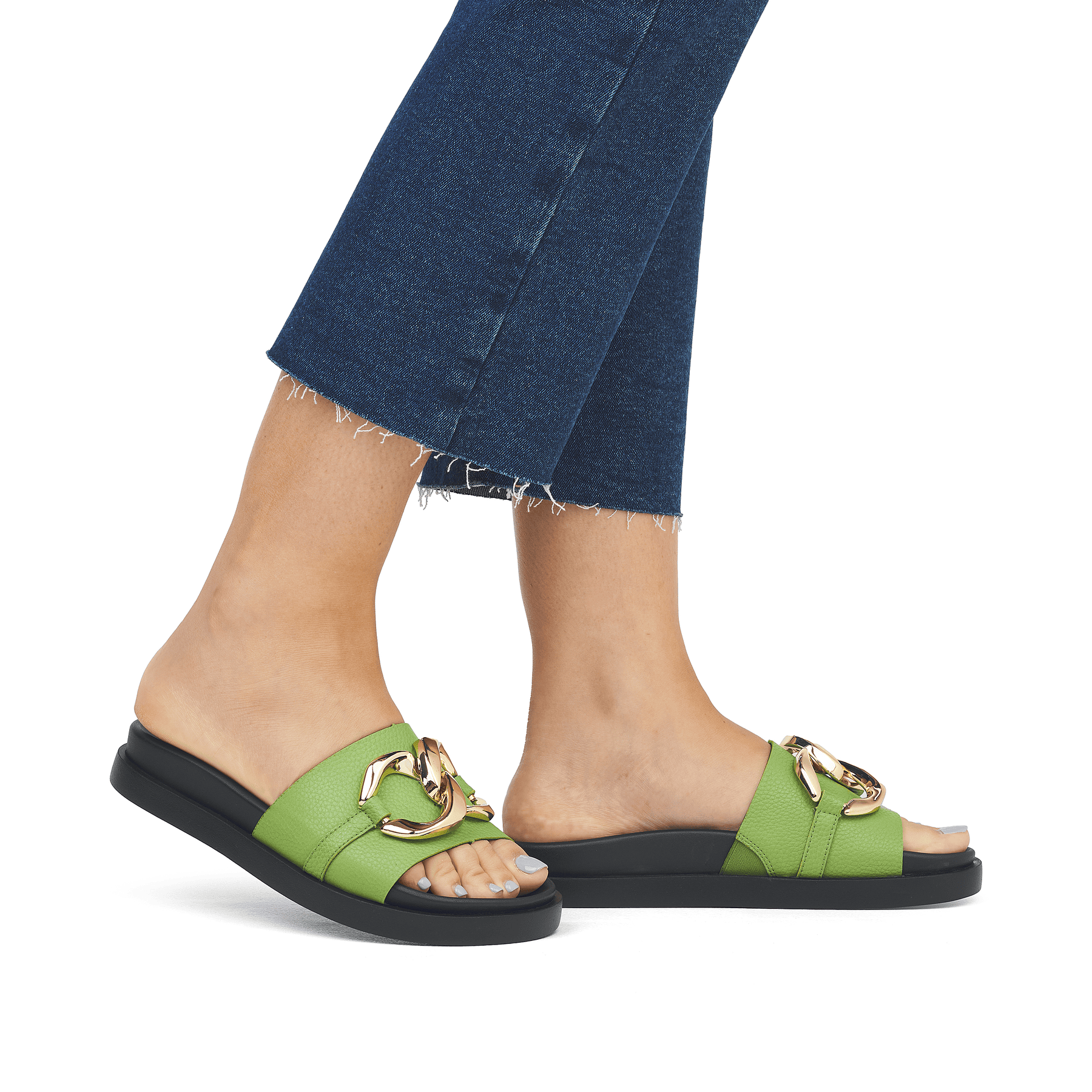 Grüne Rieker Damen Pantoletten W1452-52 mit ultra leichter und dämpfender Sohle. Schuh am Fuß.