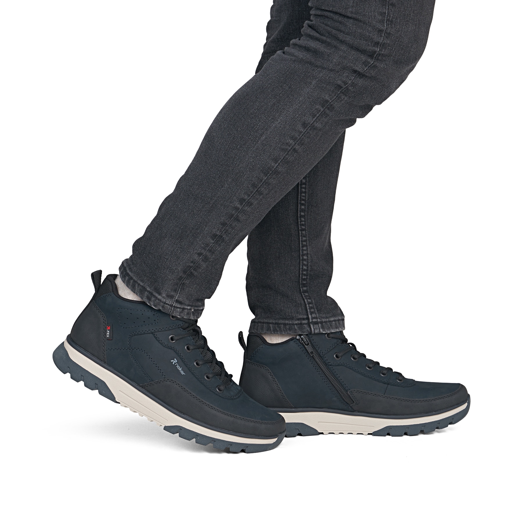 Dunkelblau-schwarze Rieker Herren Sneaker High B9303-14 aus Rauleder. Schuh am Fuß.