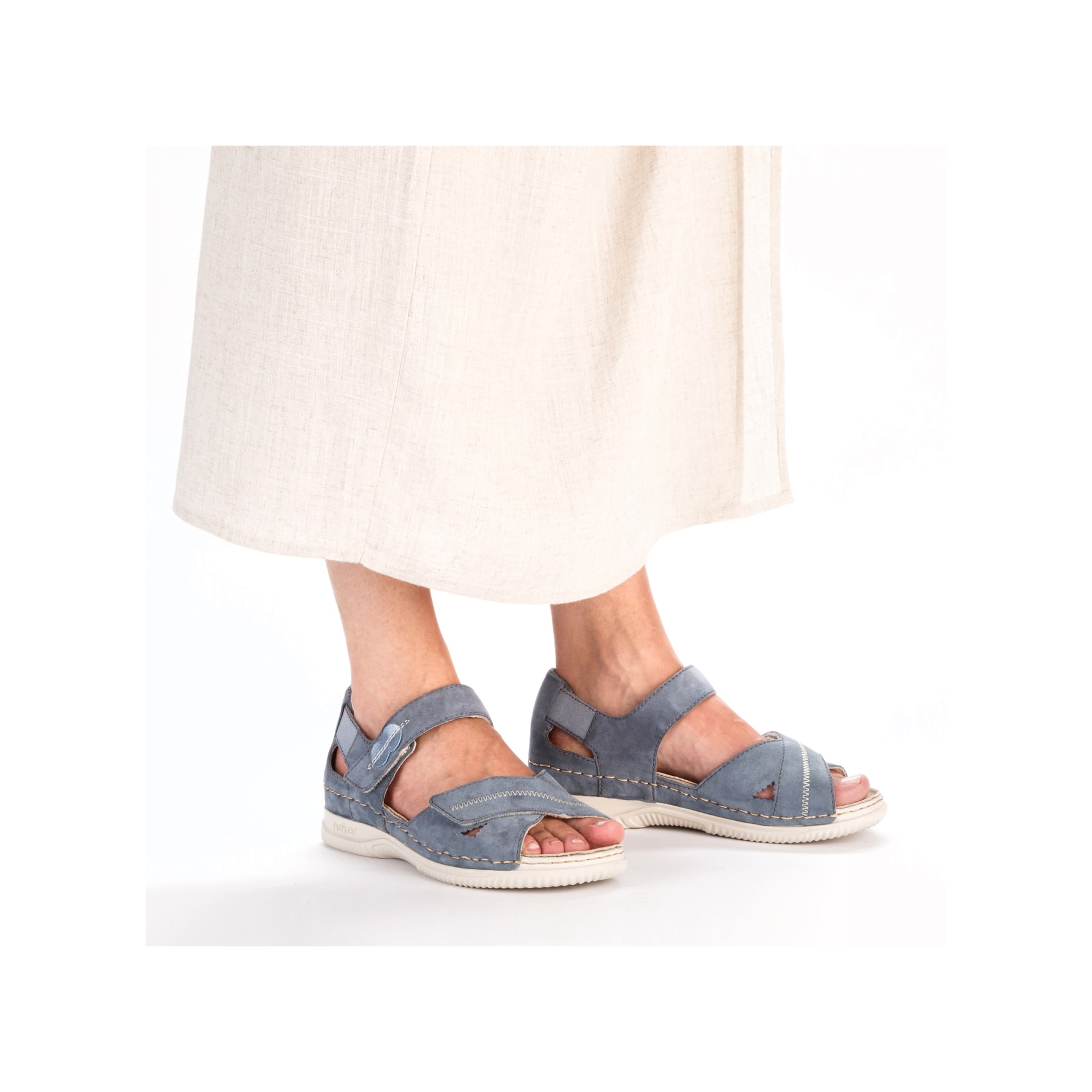 Blaue Rieker Damen Riemchensandalen V7474-10 mit einem Klettverschluss. Schuh am Fuß.