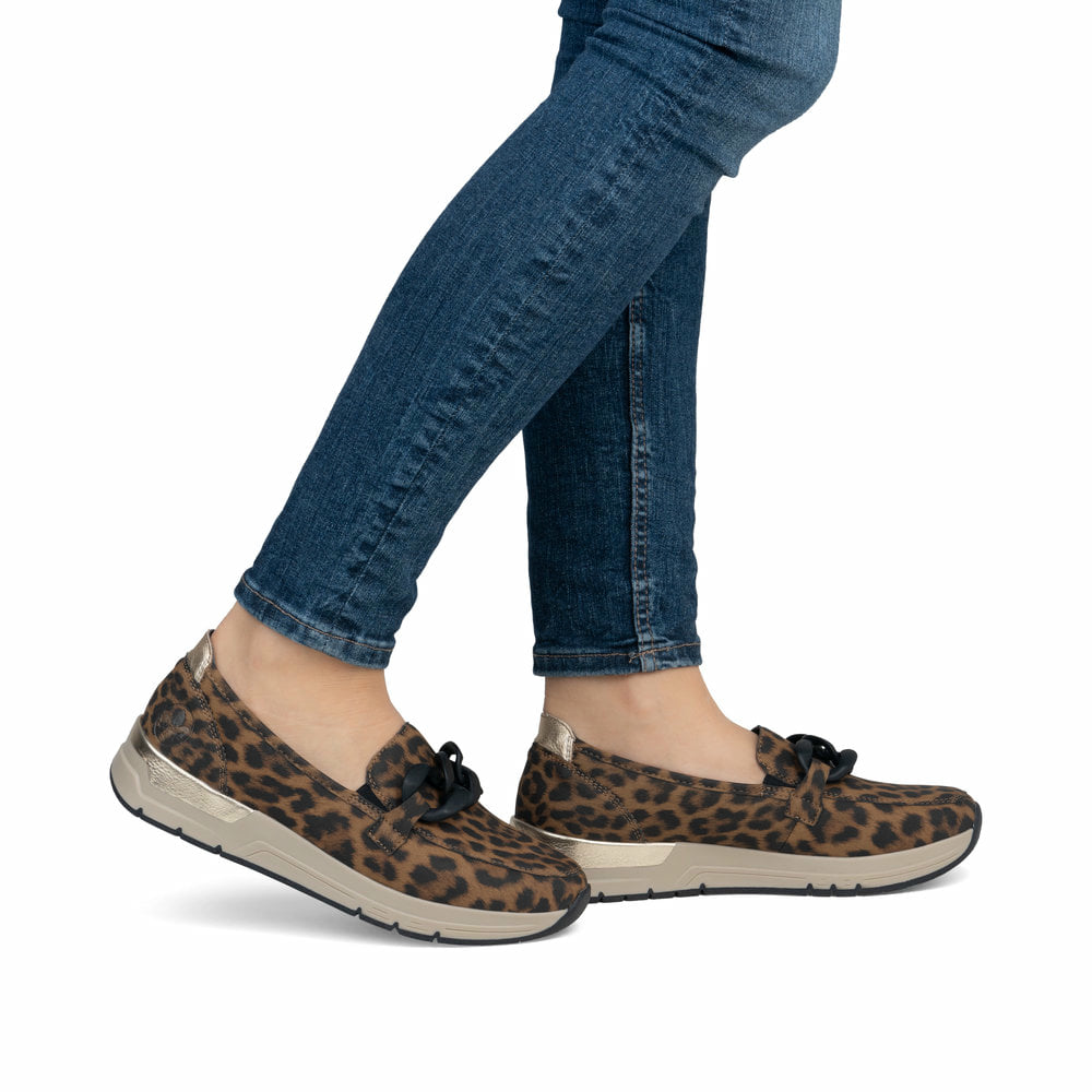 Mehrfarbige Rieker Damen Loafer 58944-90 mit Leo-Print sowie einem Gummizug. Schuh am Fuß.